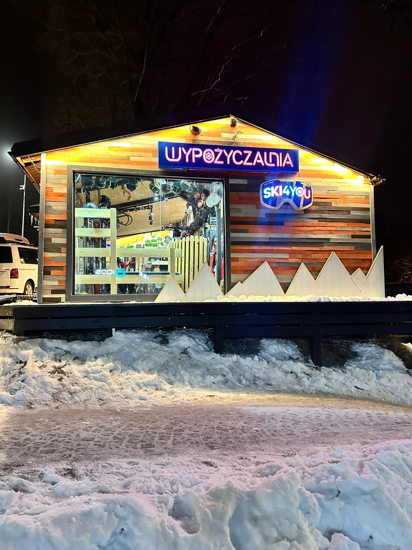 Budynek wypożyczalni Ski4you nocą