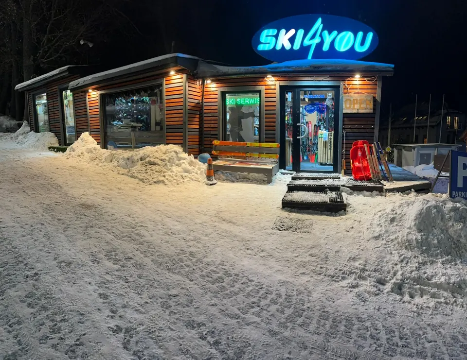 Wypożyczalnia Ski4you — wejście od strony Turystycznej