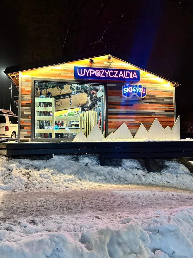 Budynek wypożyczalni Ski4you nocą